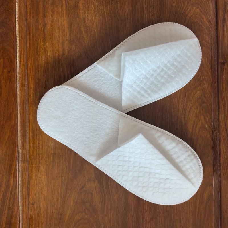 旅館一次性拖鞋怎么選？材質、樣式與供應方考量全解析